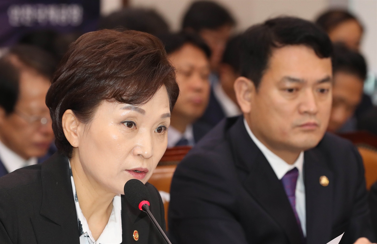 김현미 국토교통부 장관이 21일 국회에서 열린 국토교통위원회 국정감사에서 의원 질의에 답변하고 있다