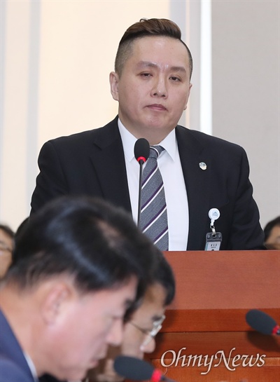임태훈 군인권센터 소장이 21일 국회에서 열린 국방위 국정감사에 증인으로 출석해 의원 질의에 답변하고 있다. 