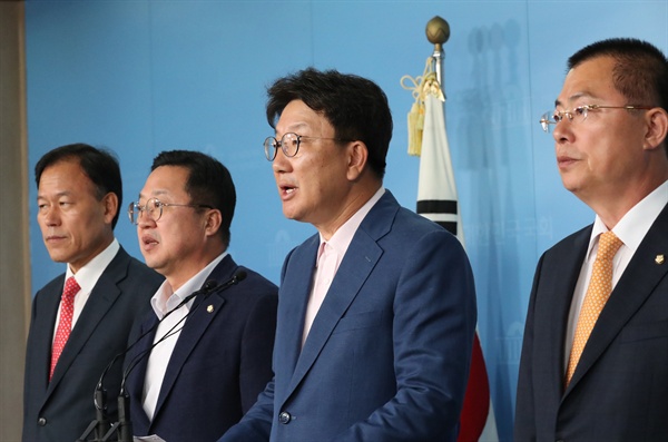 권성동 의원(오른쪽 두번째) 등 자유한국당 사법개혁특별위원회 의원들이 21일 오후 국회 정론관에서 공수처 관련 기자회견을 하고 있다. 