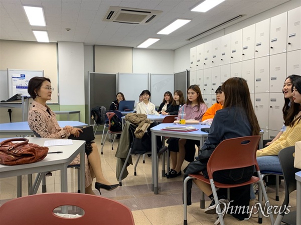  박상희 팀장이 성신여대 학생들과 '인천 프로젝트'와 관련해 토론을 하고 있다.