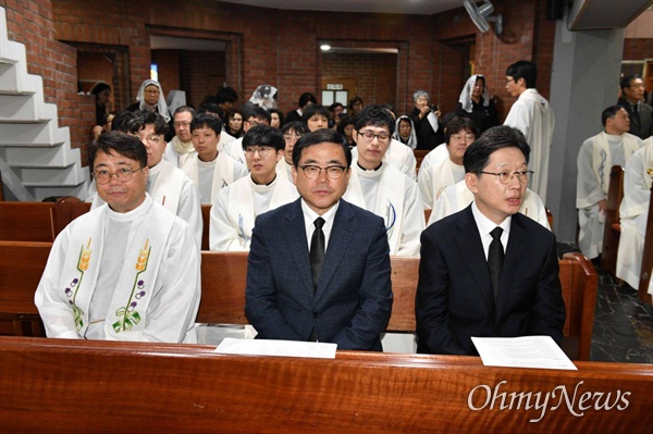 21일 창원마산 양덕동성당에서 열린 고 김영식 신부 장례미사에 김경수 경남지사, 허성무 창원시장, 백남해 신부 등이 함께 하고 있다.