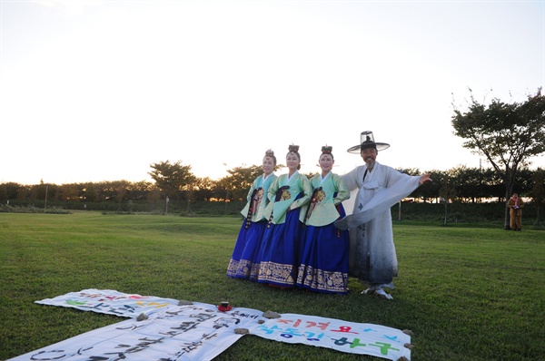 10월 21일 오후 낙동강 하구 대저생태공원 잔디광장에서 열린 춤꾼 박소산씨의 '생명평화의 날개짓’ 행사.