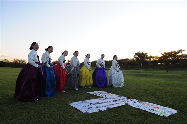 10월 21일 오후 낙동강 하구 대저생태공원 잔디광장에서 열린 춤꾼 박소산씨의 '생명평화의 날개짓’ 행사.