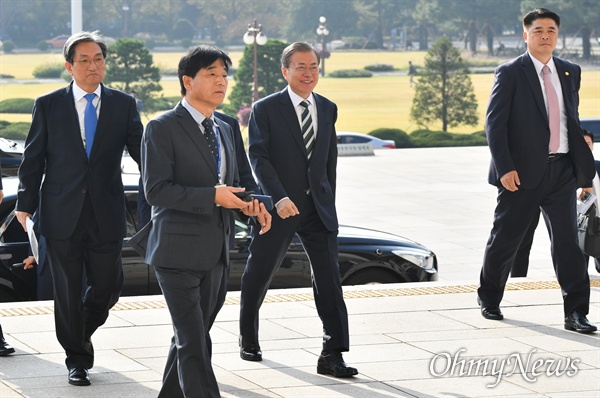 문재인 대통령이 내년도 예산안에 대한 시정연설을 위해 22일 오전 서울 여의도 국회에 들어서고 있다. 문 대통령의 국회 시정연설은 취임 후 네 번째이자 지난해 11월 이후 약 1년 만이다.