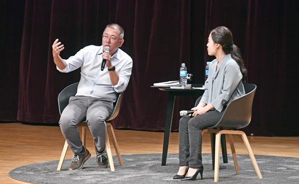 22일 서울 양재동 현대자동차그룹 사옥 대강당에서 열린 타운홀미팅에 참석한 정의선 수석부회장.
