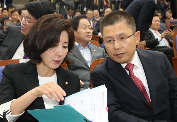 자유한국당 황교안 대표와 나경원 원내대표가 22일 국회에서 열린 의원총회에서 이야기하고 있다.
