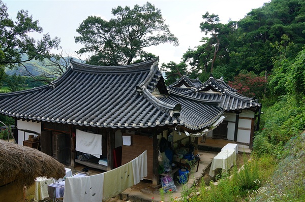 옥연정사 지붕 옥연정사 지붕은 모두 팔작지붕으로 고색이 창연하다. 북쪽으로 들어앉은 가운데에 있는 것이 옥연정사의 중심건물인 원락재다.  