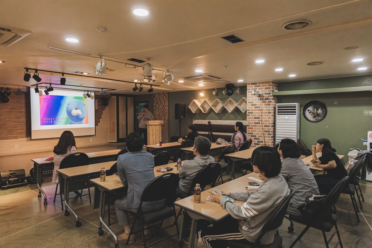 아이디어 피칭 피칭을 신청한 참가자들이 자신의 창업 아이디어를 1페이퍼 피칭하고 있다