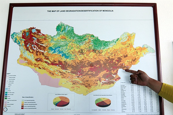 신기호 신부가 몽골의 사막화가 진행되는 모습을 설명하고 있다. 노란색은 사막화가 진행되는 지역이고 빨강색은 사막화가 극심한 지역이다