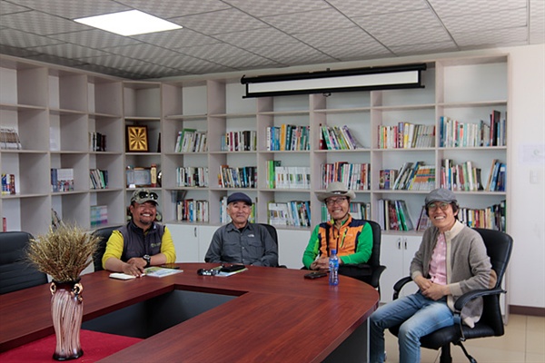 몽골 수도 울란바토르에 있는 '푸른아시아 네트워크'를 방문해 몽골녹화사업에 대해 설명을 듣고 기념촬영했다. 왼쪽부터 푸른아시아 몽골지부장 신기호 신부, 이병철, 필자, 김성기