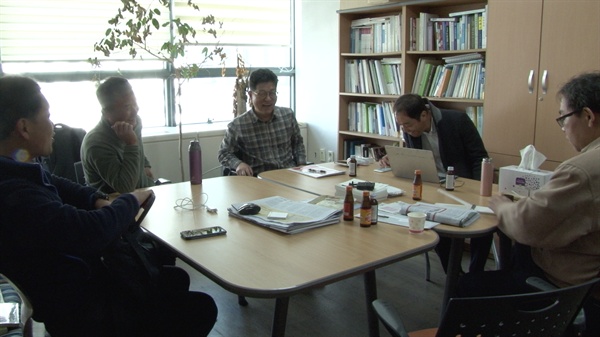 영화 <삽질> 첫 기획 회의 오마이뉴스와 4대강 독립군이 첫 기획 회의를 하고 있다.