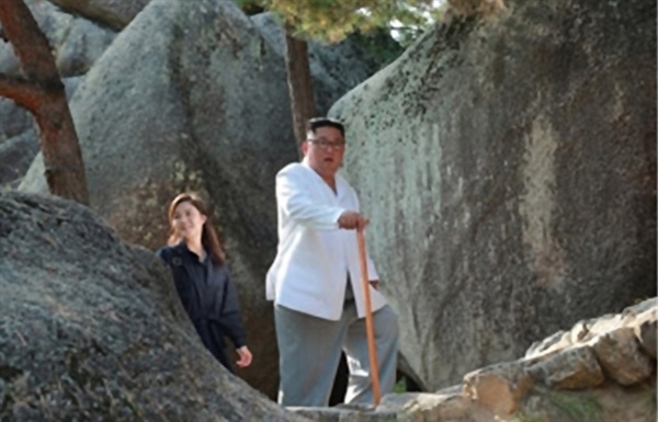 김정은, 금강산관광 현지지도 김정은 북한 국무위원장이 금강산관광지구를 현지지도하고 금강산에 설치된 남측 시설 철거를 지시했다고 조선중앙통신이 10월 23일 보도했다. 김 위원장이 넉달 가까이 공개석상에 모습을 드러내지 않은 리설주 여사와 걷고 있다.