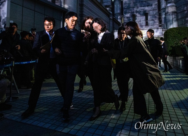 지난 10월 23일 오후 조국 전 법무부장관 부인 정경심 교수가 서초동 서울중앙지법에서 위계공무집행방해 등 혐의로 구속 전 피의자심문(영장실질심사)를 마치고 법원을 나와 구치소로 향하고 있다. 