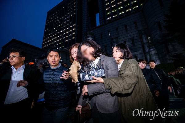 조국 전 법무부장관 부인 정경심 교수. 지난 23일 오후 서초동 서울중앙지법에서 위계공무집행방해 등 혐의로 구속 전 피의자심문(영장실질심사)를 마치고 법원을 나와 구치소로 향하고 있다. 