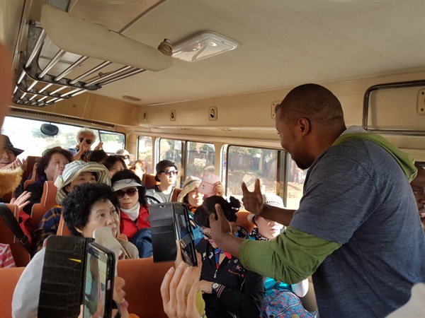 모시에서 킬리만자로산으로 가는 버스 속에서 탄자니아 가이드로부터 “하쿠나 마타타”가 반복되는 ’킬리만자로 등반가‘를 배우고 있는 우리 팀원들.