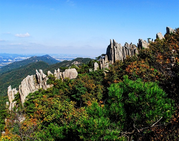 충남의 금강산이라 불리우는 용봉산에 등산객이 급증하고 있지만 주차장, 등 편의시설 부족으로 불편을 겪고 있다. 또한, 숙박시설과 특산물판매장 등이 마련되어 있지않아 용봉산을 찾는 관광객들의 발길을 잡지 못해 지역경제활성화에 도움이 되지 못하고 있다. 이에 체계적이고 종합적인 계획으로 머무는 관광정책 마련이 시급하다는 지적이다.
