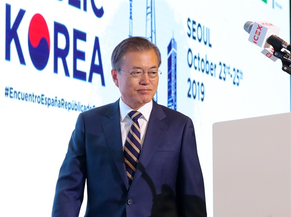 문재인 대통령이 24일 서울 종로구 포시즌스 호텔에서 열린 한-스페인 비즈니스 포럼에 참석, 연단에 오르고 있다. 