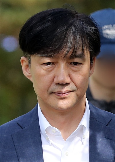 조국 전 법무부장관이 2019년 10월 24일 부인인 정경심 교수의 접견을 마치고 의왕시 서울구치소를 나서고 있다.