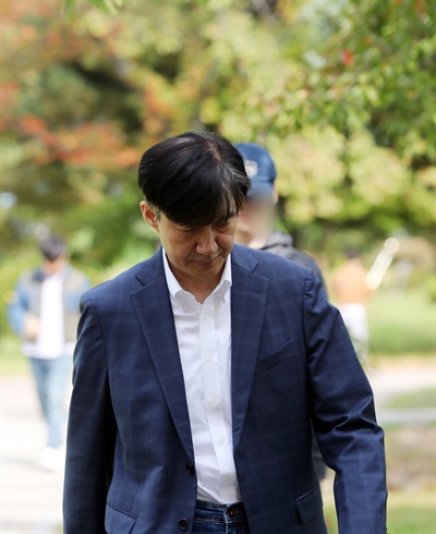 조국 전 법무부장관이 10월 24일 부인인 정경심 교수의 접견을 마치고 의왕시 서울구치소를 나서고 있다.