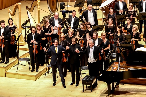  류재준의 피아노협주곡 연주 후, (왼쪽부터)작곡가 류재준, 피아니스트 일리야 라쉬코프스키, 지휘자 칼만 베르케스  