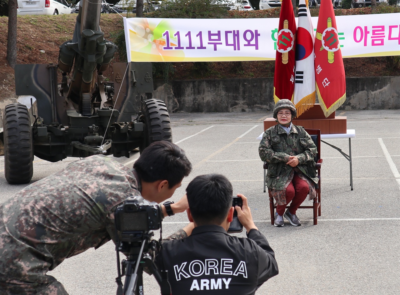 1111부대 대원들이 체육대회에 참가한 마을주민에게 군복 등을 활용한 기념 촬영을 제공했다.