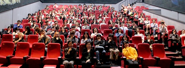 23일 서울 홍대입구 한 영화관에서 정의당 주최로 영화 ‘82년생 김지영' 상영회 및 관객과의 대화 행사가 진행됐다. 단체사진