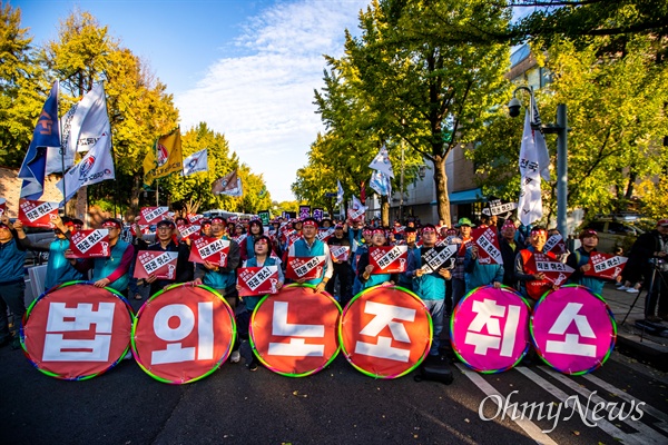 24일 오후 서울 종로구 청와대 인근에서 전교조 법외노조 통보 6년, 문재인 정부 규탄 교사 결의대회를 열고 있다.