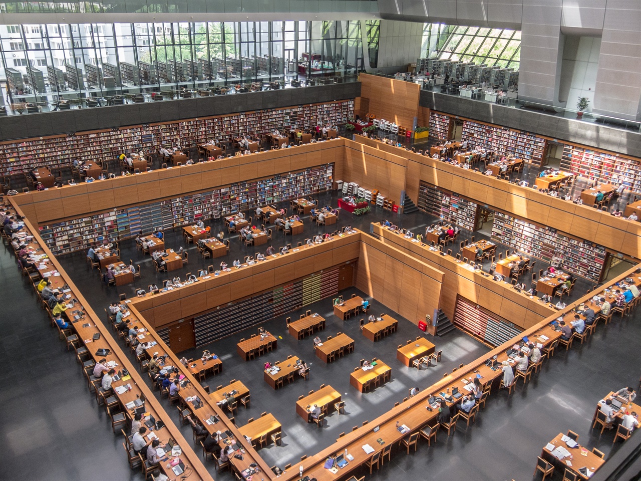 베이징에 있는 중국국가도서관(National Library of China) 신관 중앙홀 모습이다. 1909년 9월 9일 ‘경사도서관’이라는 이름으로 설립된 중국국가도서관은 110년의 역사를 자랑한다. 미국 최대 도서관인 의회도서관(Library of Congress)을 LC라고 부르는 것처럼 중국국가도서관도 약칭으로 NLC라고 불린다. 