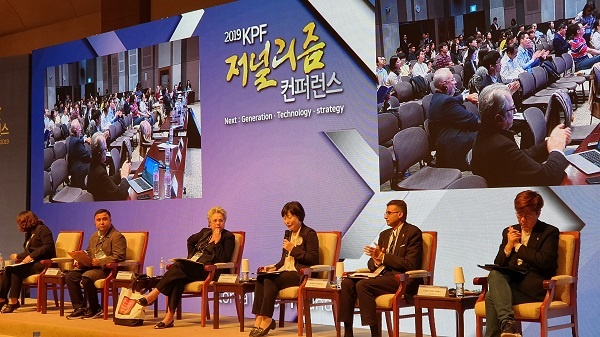  피에르 아스키 국경없는 기자회 회장이 24일 오전 서울 프레스센터 국제회의장에서 열린 '2019년 KPF 저널리즘 컨퍼런스' 방청석에 앉아 있다. 영상화면 오른쪽 첫 번째 앉아 박수를 치고 있는 피에르 아스키 국경없는 기자회 회장이다.  
