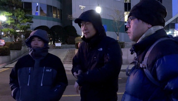 오마이뉴스 '4대강 독립군'인 김종술, 정수근, 이철재 기자가 함께 모여 있는 영화 '삽질'의 한 장면.