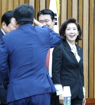 자유한국당 나경원 원내대표(오른쪽)가 25일 오전 국회에서 열린 원내대책회의에 참석하고 있다.