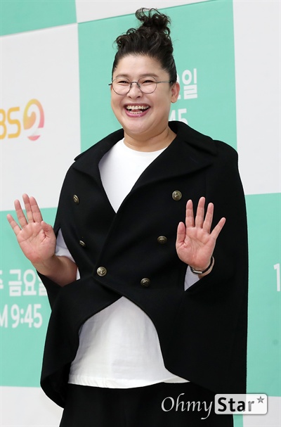 '신상출시 편스토랑' 이영자, 예능대모의 방긋 방송인 이영자가 25일 오전 서울 여의도 KBS에서 열린 KBS 2TV 새 예능 프로그램 <신상출시 편스토랑> 제작발표회에서 포토타임을 갖고 있다. <신상출시 편스토랑>은 맛을 잘 아는 스타들이 공개한 필살의 메뉴 중 평가단의 평가를 통해 승리한 메뉴가 방송 다음 날 실제로 편의점에서 출시되는 편의점 신상 서바이벌 프로그램이다. 25일 금요일 오후 9시 45분