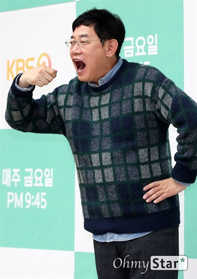 '신상출시 편스토랑' 이경규, 야무지게! 방송인 이경규가 25일 오전 서울 여의도 KBS에서 열린 KBS 2TV 새 예능 프로그램 <신상출시 편스토랑> 제작발표회에서 포토타임을 갖고 있다. <신상출시 편스토랑>은 맛을 잘 아는 스타들이 공개한 필살의 메뉴 중 평가단의 평가를 통해 승리한 메뉴가 방송 다음 날 실제로 편의점에서 출시되는 편의점 신상 서바이벌 프로그램이다. 25일 금요일 오후 9시 45분