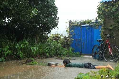 비가 쏟아지는 날, 아이랑 풀밭이나 마당에서 비를 흠씬 맞으면서 놉니다. 자전거도 비를 맞추면서 빗물로 씻어 주고요.