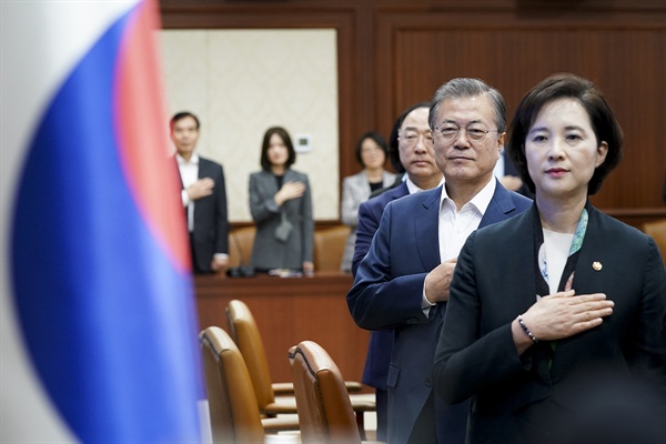 유은혜 교육부 장관은 국회의원 시절 자신이 주최한 토론회에서 "그동안 서열화된 대학체제 속에서 입시위주 과잉경쟁, 불공정 교육, 사교육 팽창 등 학교교육이 비정상적으로 운영돼 교육 불평등이 심화됐다"고 지적한 바 있다. 사진은 2019년 10월 25일 정부서울청사에서 문재인 대통령과 유은혜 교육부 장관 등이 참석한 가운데 열린 교육개혁 관계장관회의 당시 모습.