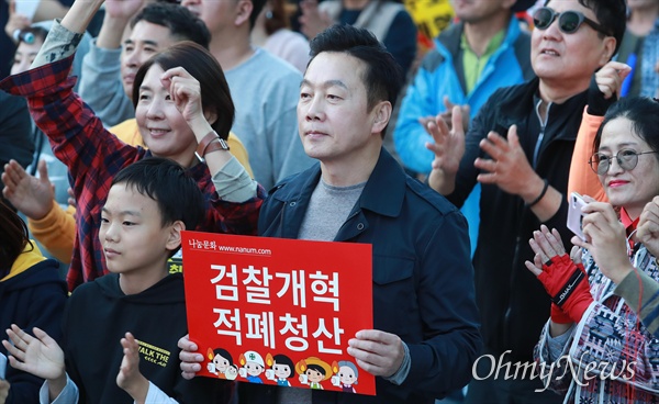 정봉주 전 의원이 12일 오후 서울 서초역 부근에서 열린 '제9차 사법적폐청산을 위한 검찰개혁 촛불문화제'에 참석하고 있다.