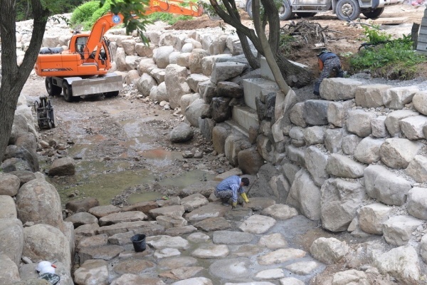 울산 울주군 온양읍 운화리 대운천에 친수 공간 조성사업을 진행하면서 하천바닥 바윗돌을 시멘트로 바르고 있다
