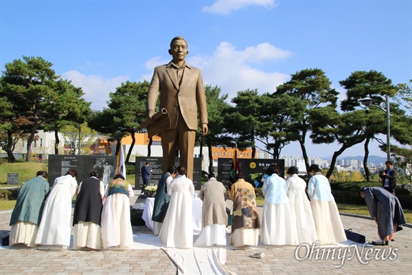  박정희 전 대통령 40주기를 맞은 26일 구미시 차인연합회 회원들이 박 전 대통령 동상에 음식과 차를 올리고 추모하고 있다.