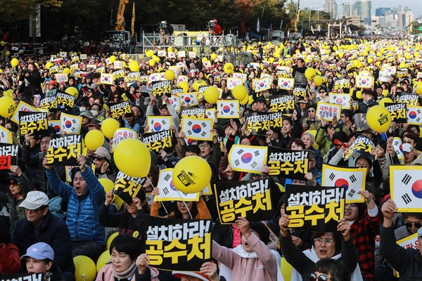 26일 오후 서울 여의도 교차로 앞에 모인 시민들이 검찰개혁과 공수처 설치 관련 패스트트랙 통과를 요구하는 구호를 외치고 있다.