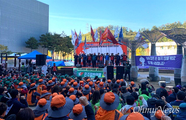  민주노총 민주일반노동조합연맹은 26일 오후 김천 한국도로공사 농성장 앞에서 "톨게이트 투쟁 승리 결의대회"를 열었다.