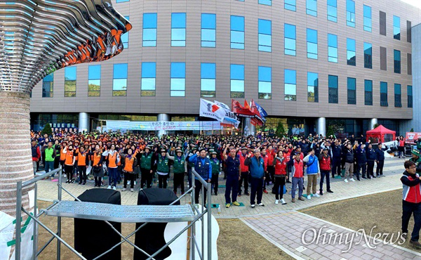 민주노총 민주일반노동조합연맹은 10월 26일 오후 김천 한국도로공사 농성장 앞에서 "톨게이트 투쟁 승리 결의대회"를 열었다.