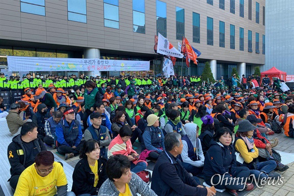  민주노총 민주일반노동조합연맹은 10월 26일 오후 김천 한국도로공사 농성장 앞에서 "톨게이트 투쟁 승리 결의대회"를 열었다.