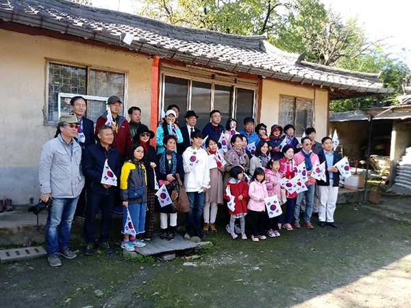 광복군가를 작사, 작곡한 이두산(이현수) 장군의 생가터를 방문한 역사진흥원 주최 역사탐방 참가자들