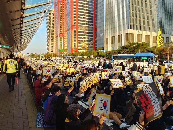 10월 26일 여의대로를 가득 메운 검찰개혁 촛불집회 참가자들. 