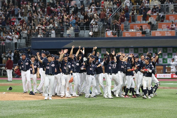 2019 한국시리즈 우승은 두산 26일 오후 서울 구로구 고척스카이돔에서 열린 2019 프로야구 한국시리즈 4차전 키움 히어로즈와의 경기에서 승리해 우승을 차지한 두산 베어스 선수들이 기뻐하고 있다.