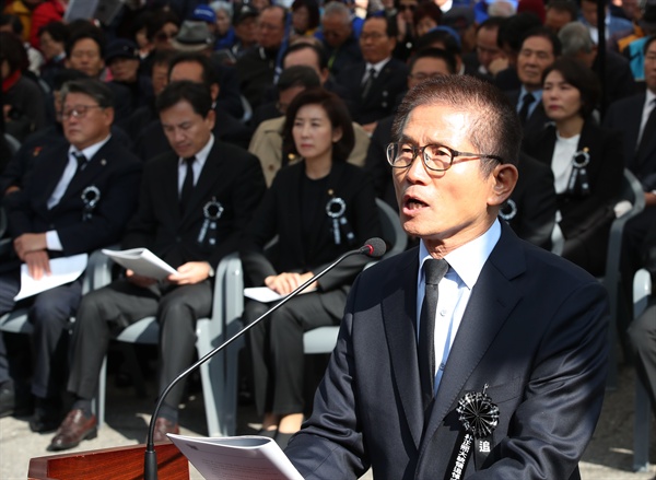 김문수 전 경기도지사가 26일 서울 동작구 국립서울현충원에서 열린 박정희 전 대통령 40주기 추도식에서 추도사를 하고 있다.