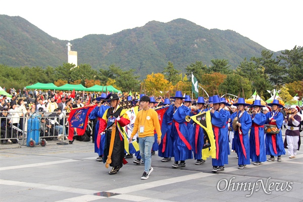  10월 27일 창원 용지문화공원에서 열린 '맘프 다문화퍼레이드'. 해군 취타대.