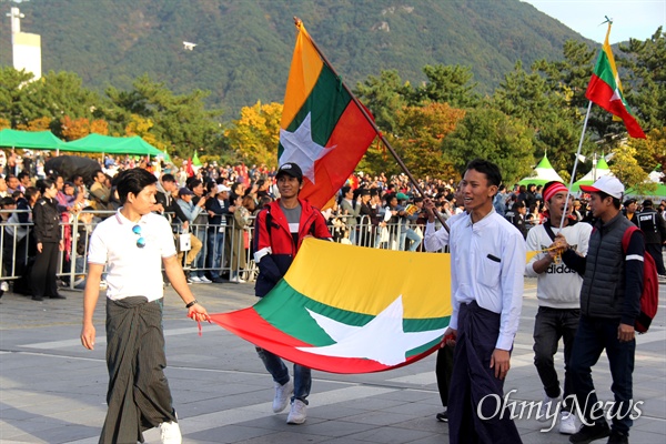 10월 27일 창원 용지문화공원에서 열린 '맘프 다문화퍼레이드'. 미얀마.