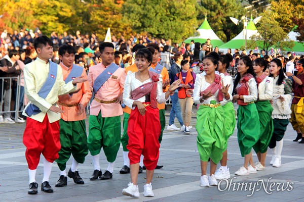 10월 27일 창원 용지문화공원에서 열린 '맘프 다문화퍼레이드'. 캄보디아.