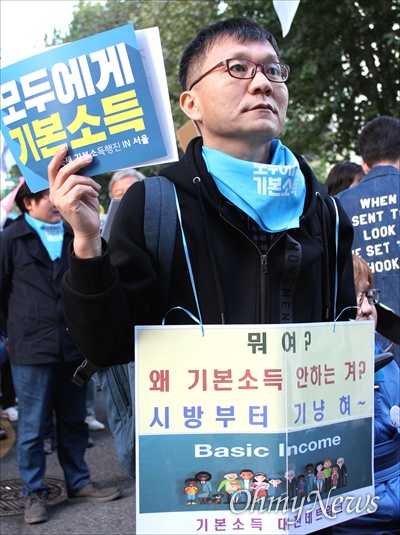 2019년 10월 26일 전 세계 10개국 26개 도시에서 기본소득 지지자들이 기본소득을 알리고 기본소득 실현을 요구하는 “국제기본소득행진(Basic Income March)”을 동시에 진행했다. 서울에서도 대학로에서 보신각까지 150여 명의 지지자들이 행진을 벌이며 시민들에게 기본소득의 필요성을 설명했다.